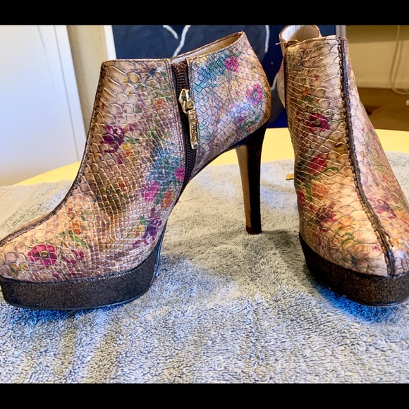 Boots - Picture 3 of 6